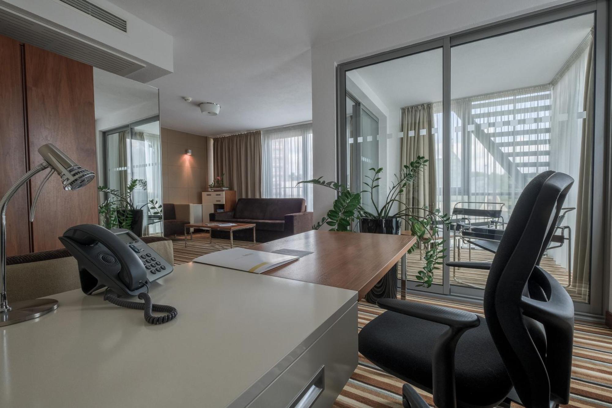 Business Hotel Astrum Laus Левице Экстерьер фото