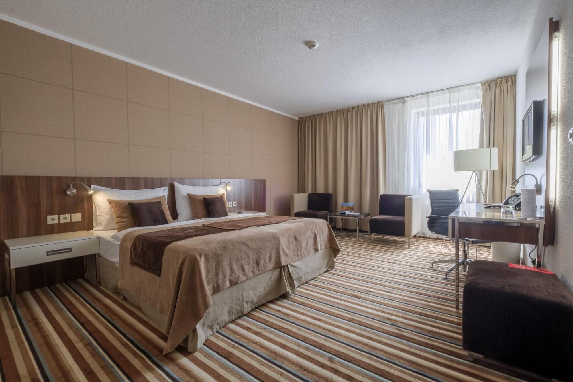 Business Hotel Astrum Laus Левице Экстерьер фото