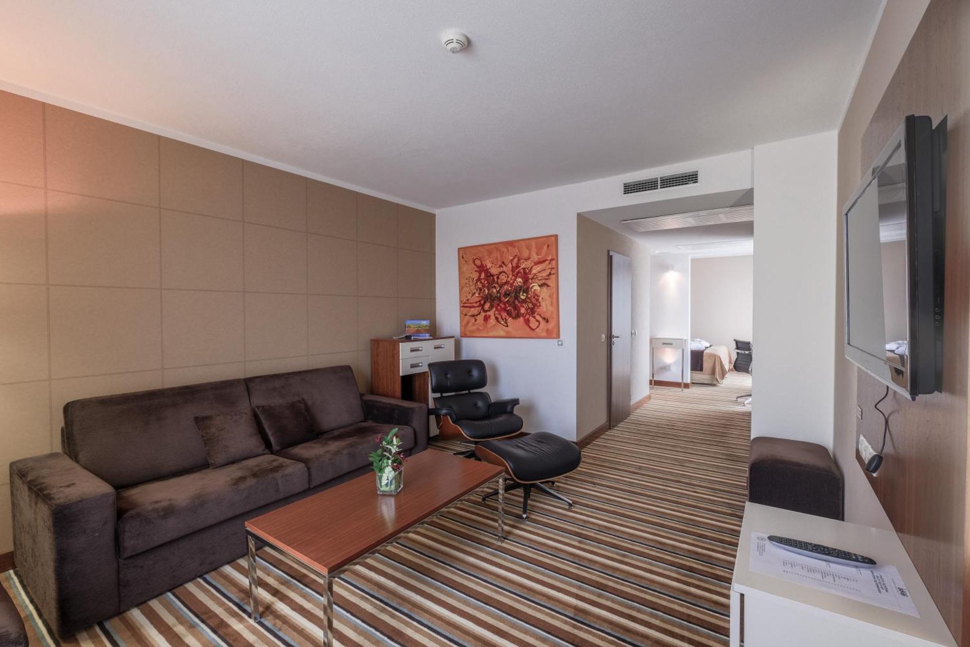 Business Hotel Astrum Laus Левице Экстерьер фото