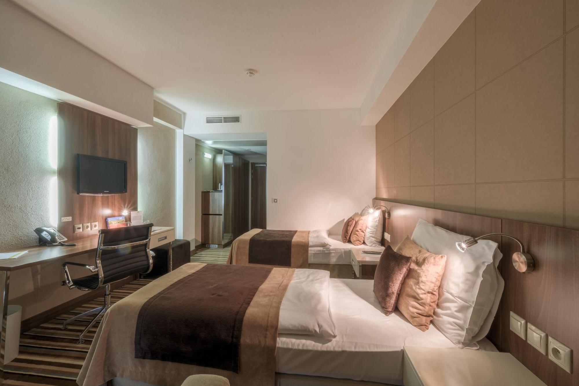 Business Hotel Astrum Laus Левице Экстерьер фото