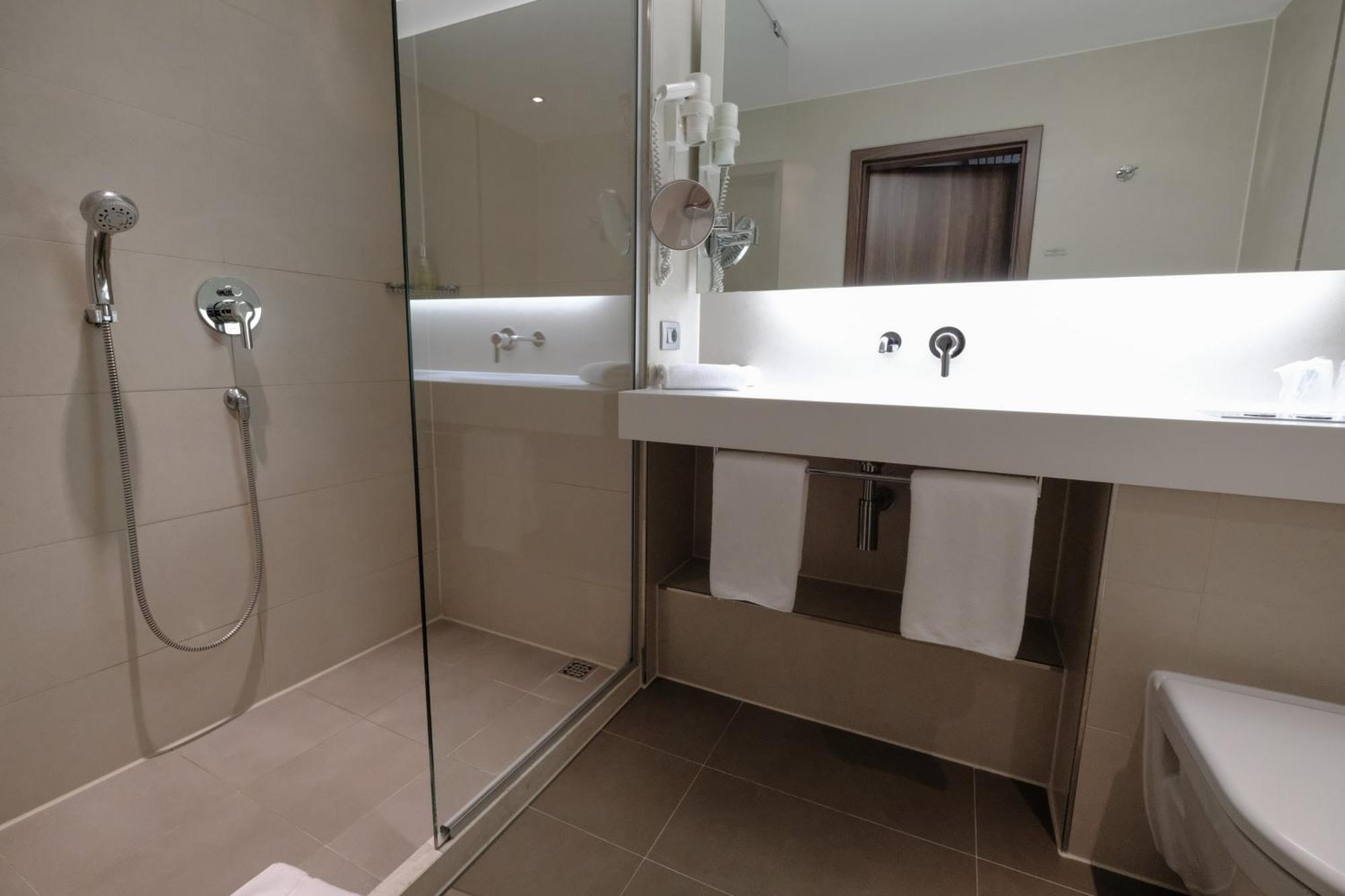 Business Hotel Astrum Laus Левице Экстерьер фото