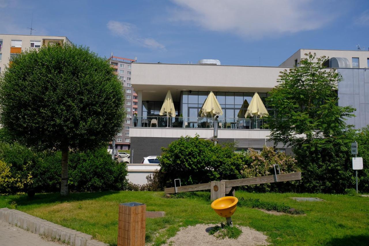 Business Hotel Astrum Laus Левице Экстерьер фото