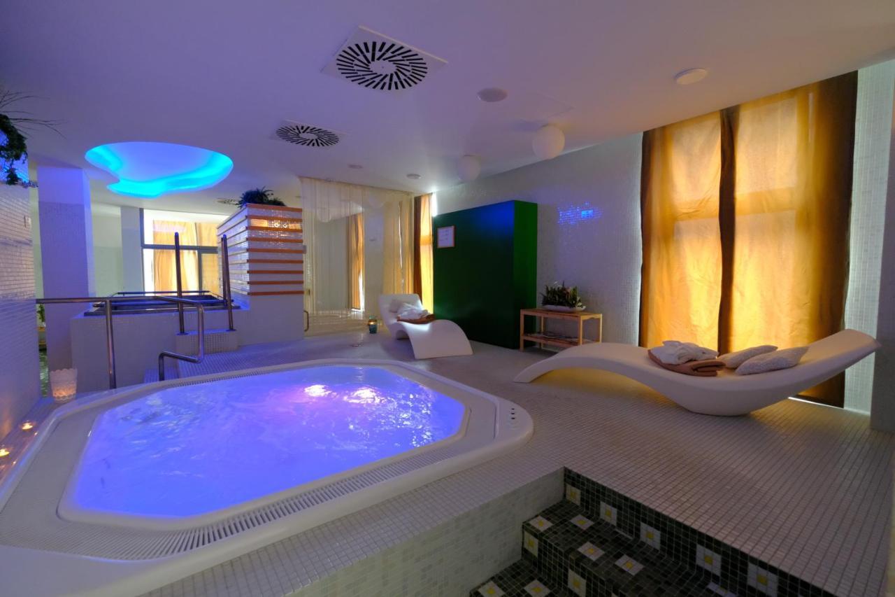 Business Hotel Astrum Laus Левице Экстерьер фото
