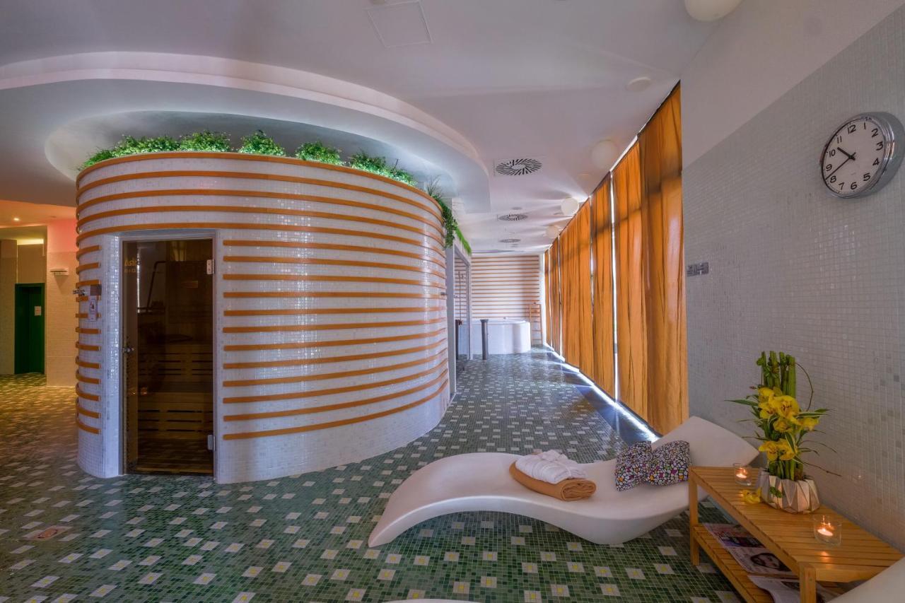 Business Hotel Astrum Laus Левице Экстерьер фото