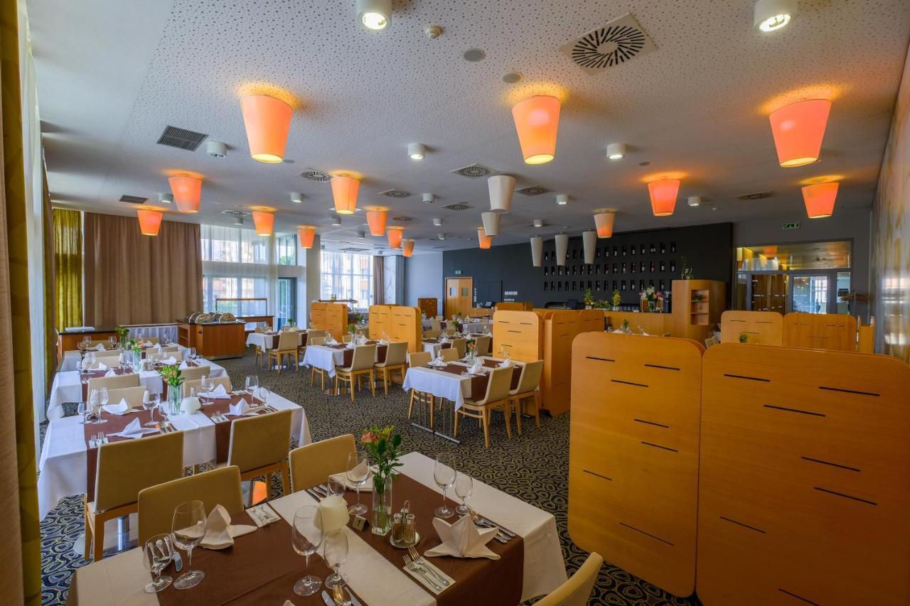 Business Hotel Astrum Laus Левице Экстерьер фото