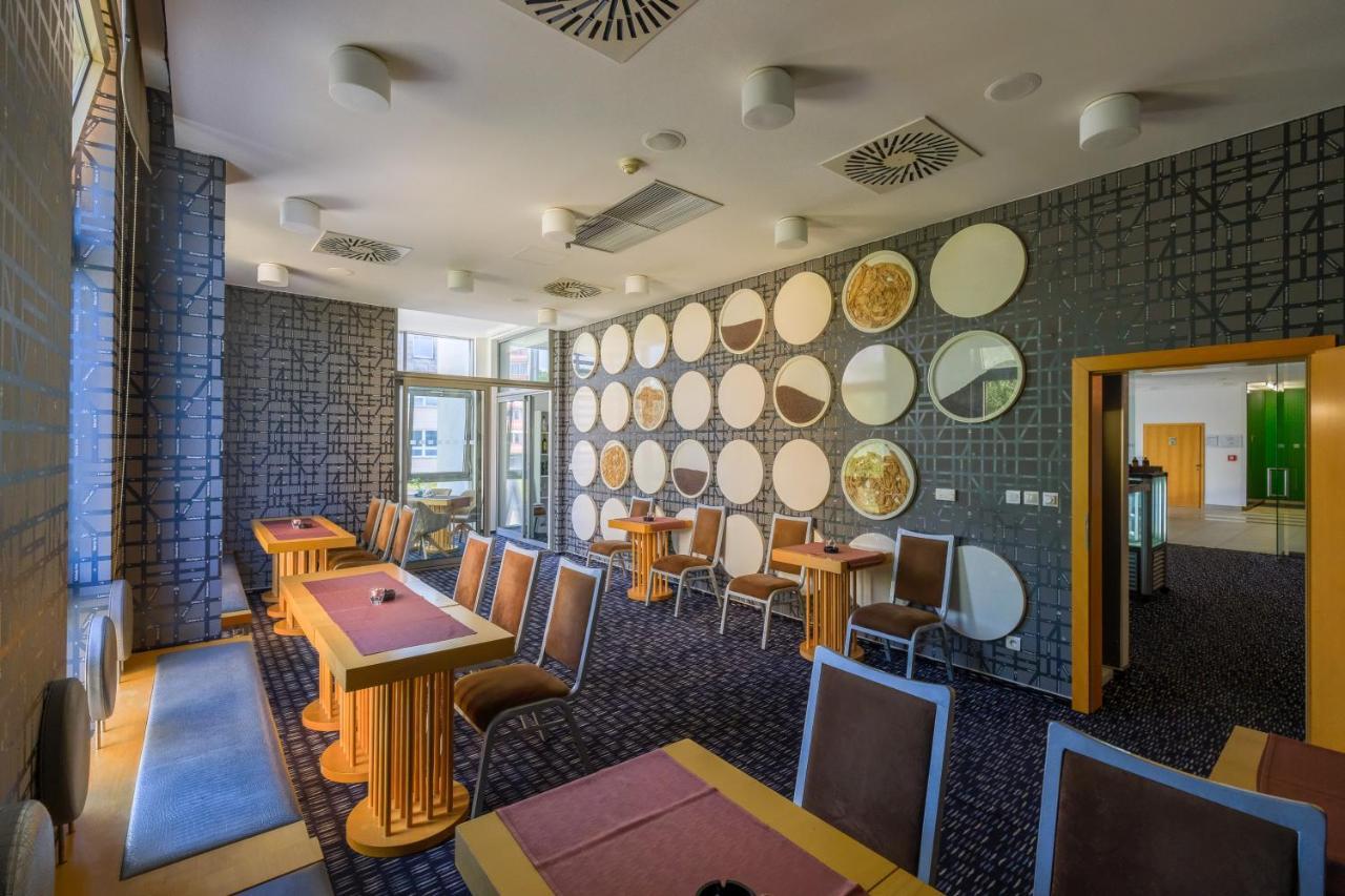 Business Hotel Astrum Laus Левице Экстерьер фото