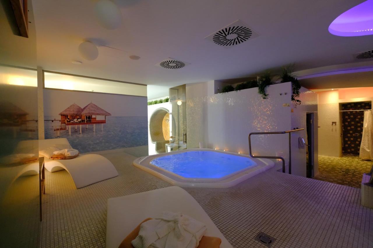 Business Hotel Astrum Laus Левице Экстерьер фото